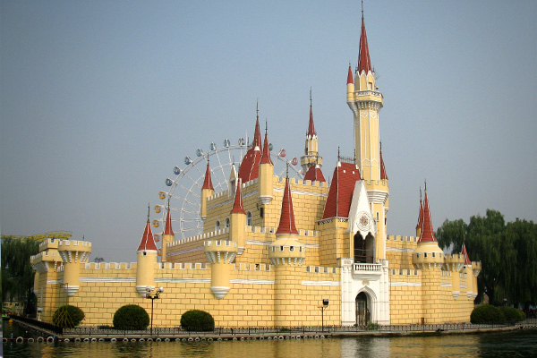 Парк развлечений в Пекине очень похож на Disneyland 