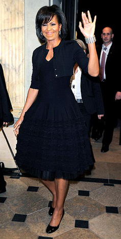 На ужине в рамках саммита НАТО 2009 год. Мишель Обама в платье от Azzedine Alaia (4 тычю долларов).