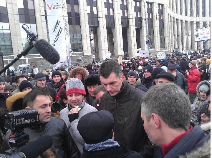 Михаил Прохоров на митинге в толпе. Фото телеканал Дождь
