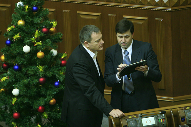 Коммунист Царьков знакомит "регионала" Колесниченко с ценной информацией