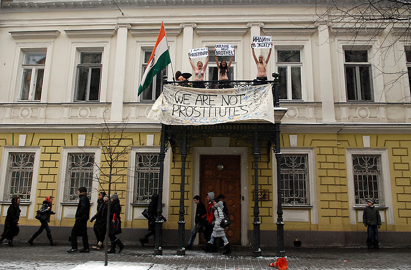 FEMEN захватили балкон резиденции посла Индии в Украине