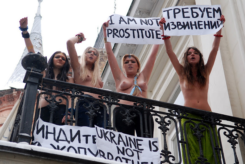 Лозунги феменисток "ИНДите в жопу!" и "Требуем извинений". 