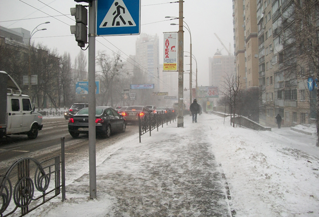 С утра Киев засыпало снегом
