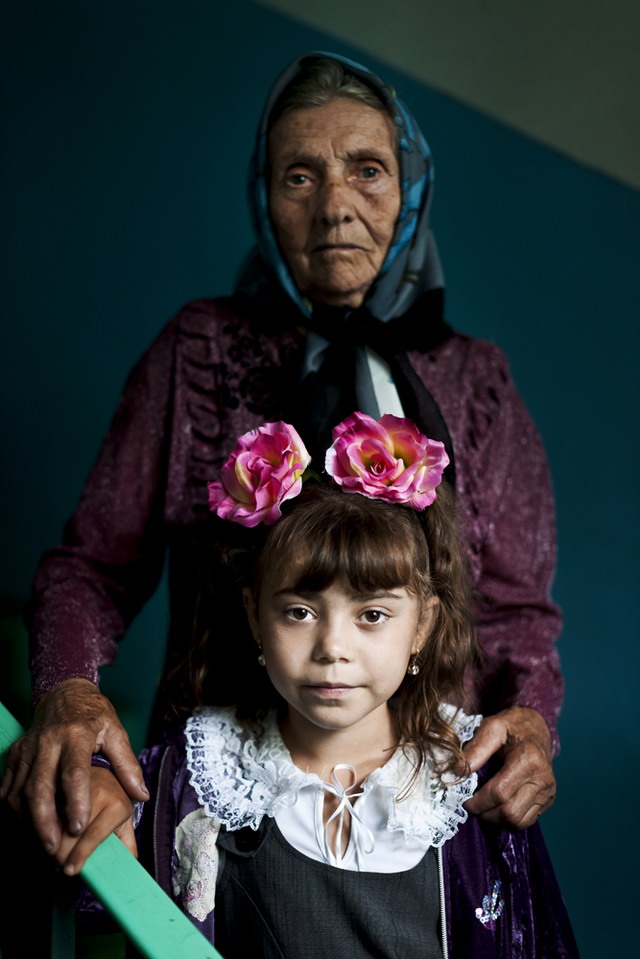  Донецкая область. Алина с бабушкой. Алина , 10 лет, ВИЧ-позитивная. Фото: Брента Стиртона