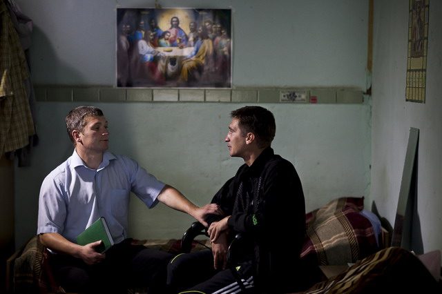 Харьков. Владимир, 29 лет, (справа) общается с психологом реабилитационного центра .