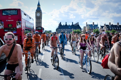 Тысячи голых велосипедистов в Лондоне боролись против авто и нефти   2868_7365_p0