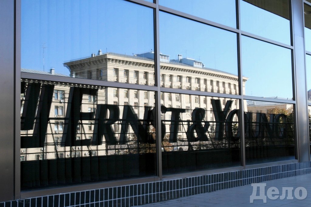 Просторный балкон с видом на Крещатик сюда сотрудники выходят на перерыв, а в теплое время года здесь устраиваются корпоративные торжества