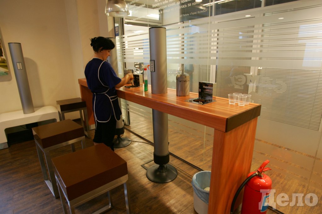 Для курящий сотрудников JTI в офисе оборудованна специальная smoking room