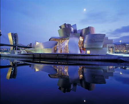 Музей современного искусства Гуггенхайма в Бильбао (Испания).