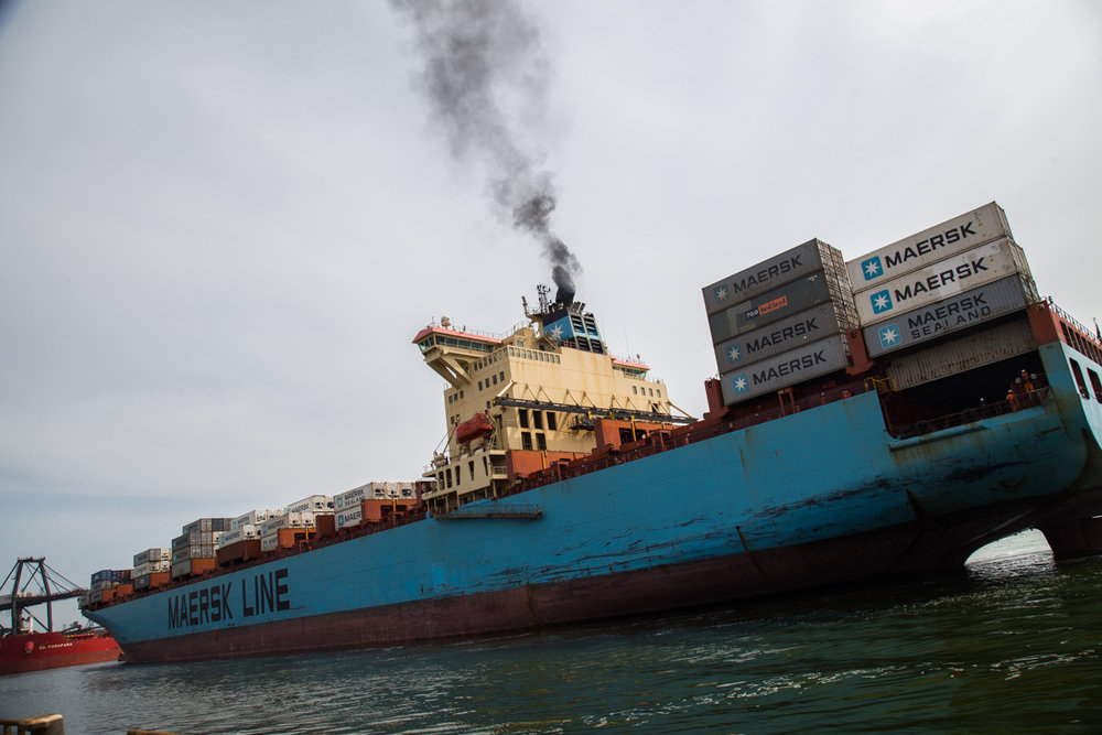 Контейнеровоз Maersk заходит в порт "Южный". Фото: Эмма Солдатова