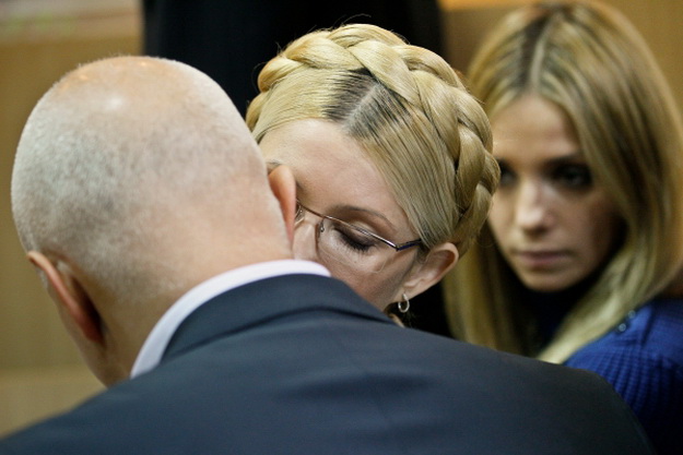 Во время оглашения приговора Тимошенко общалась со своими мужем и
дочерью