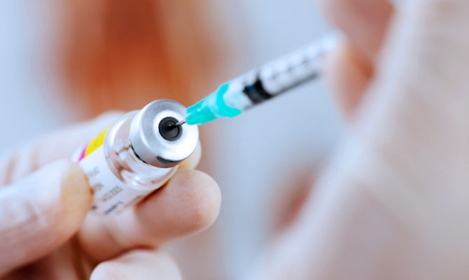 На осложнения после прививок пожаловались 59 казахстанцев