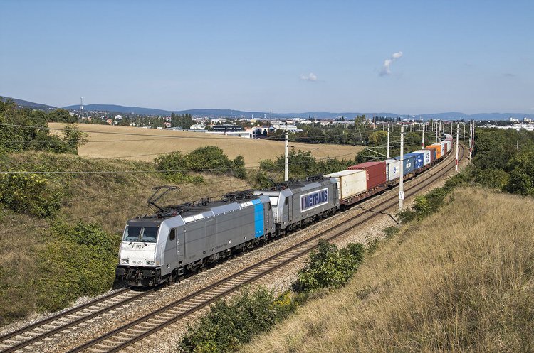 Через Украину начал курсировать поезд из Китая в Словакию
