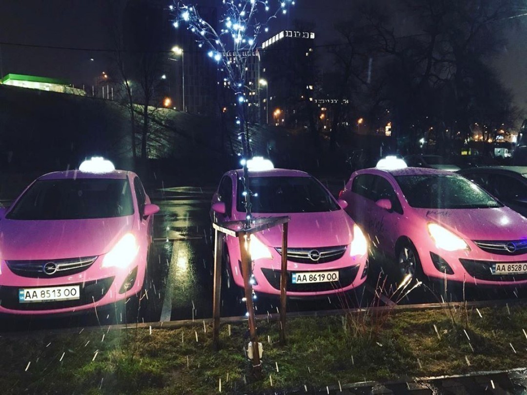 V Kieve Zapustili Taksi Dlya Zhenshin I Detej Pink Taxi Kiev