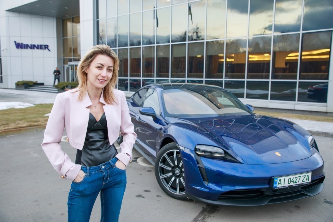 Всего 100 авто в Украине. Porsche Taycan — электрический "жеребец" со спортивным нравом