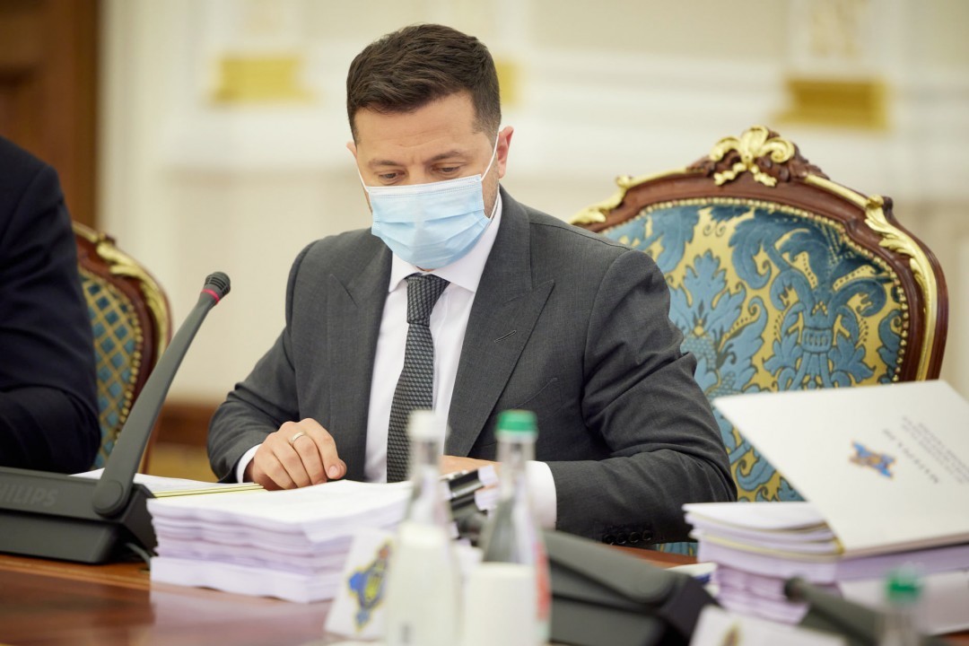 Зеленский вышел на тропу популизма: политологи о президентском законопроекте об олигархах