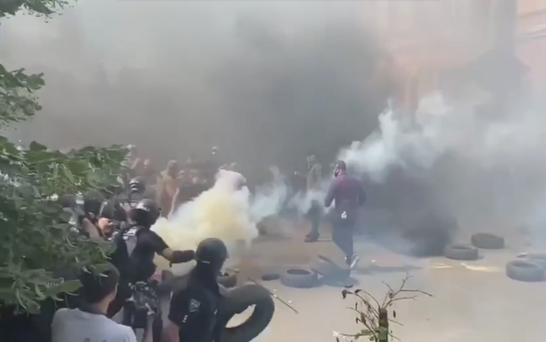Взрывы и массовое побоище на Банковой: Нацкорпус пикетирует Офис президента (ВИДЕО) - Vimarsana News
