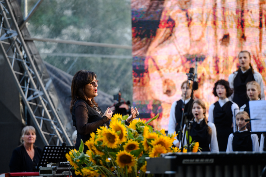 Bouquet Kyiv Stage миксует жанры: открыли фестиваль Забужко, "Щедрик" и электронная музыка - Vimarsana News