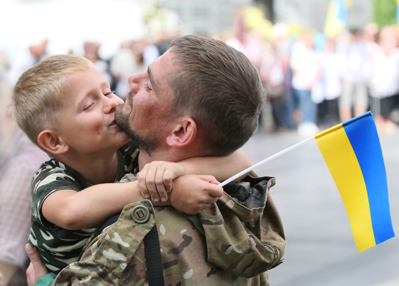 Україна в війні. Солдат с ребенком. Солдат с ребенком Украина. Украинские военные и дети.