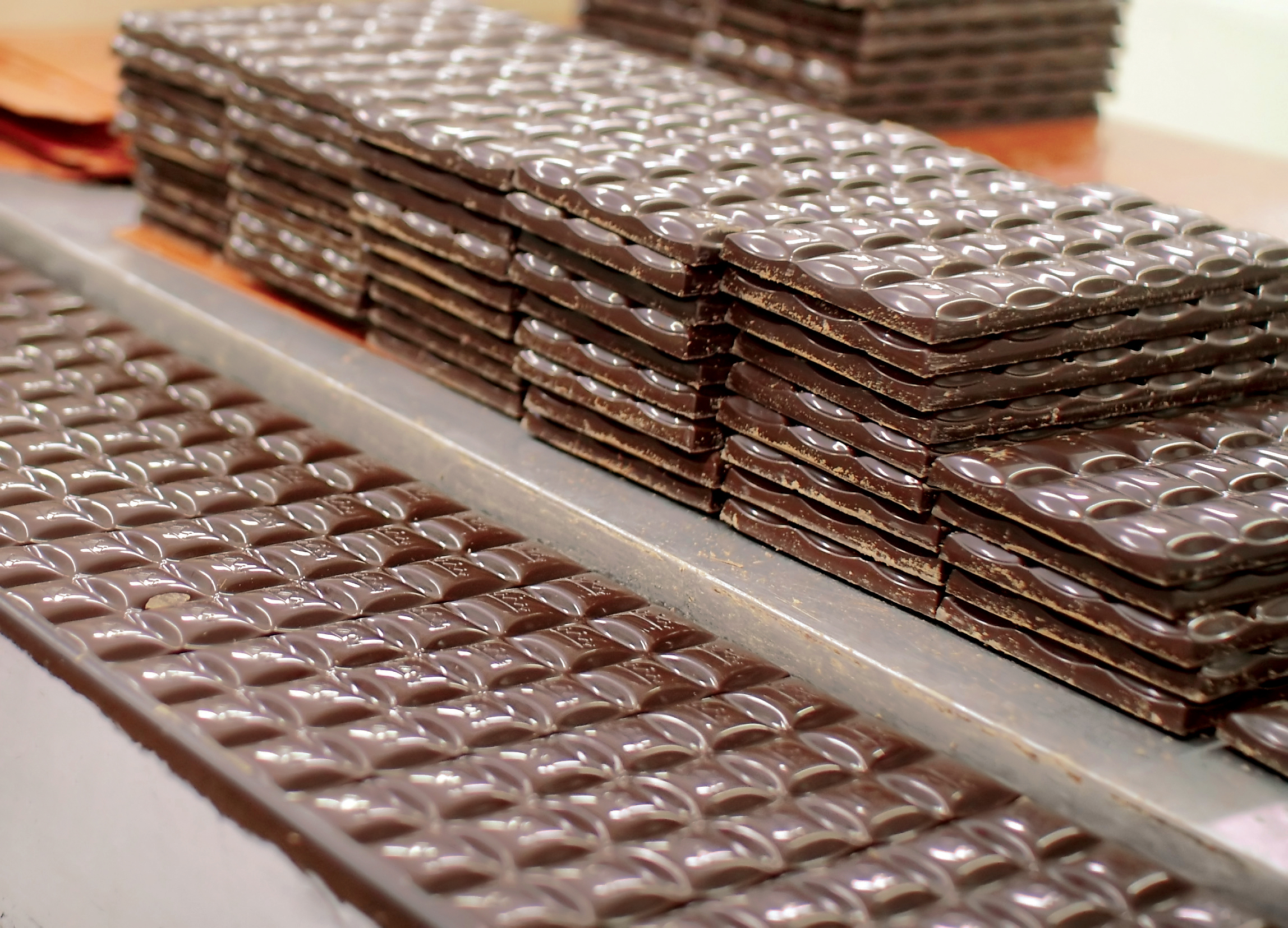 Шоколад бол. Огромная шоколадная плитка. Плитка шоколада. Большая плитка шоколада. Шоколадка плитка.