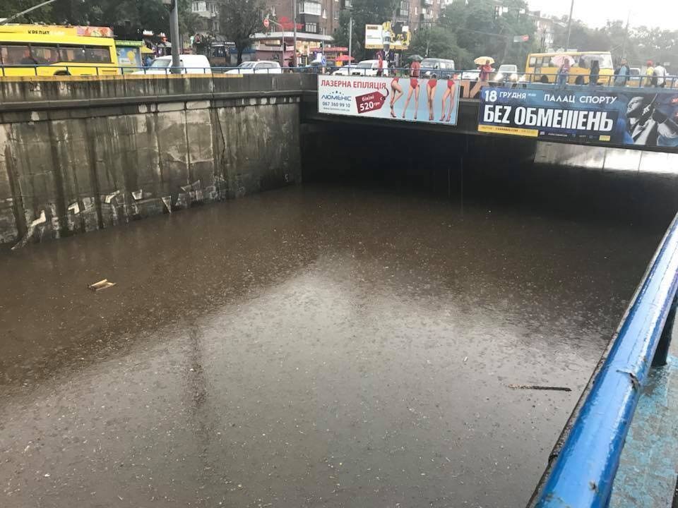 В киеве затапливает метро. Затопленный переход. Киев потоп метро.