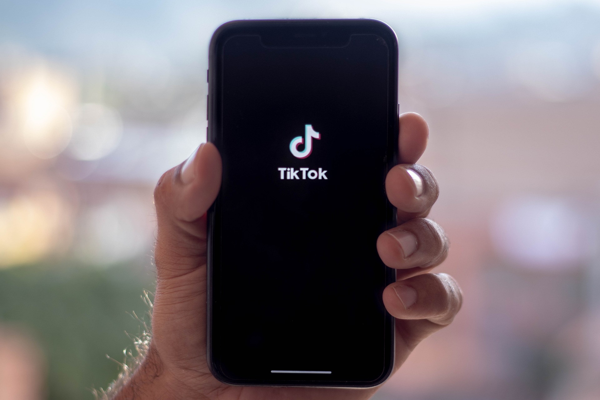 TikTok разрабатывает для США обособленный алгоритм рекомендаций контента,  опасаясь своего запрета. Читайте на UKR.NET