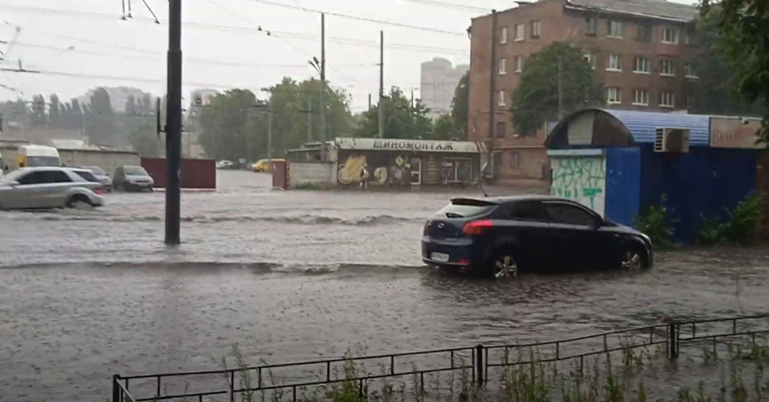 Метро в киеве затопило. Наводнение в Киеве. Ливень в Киеве сегодня. Ливень ураган. Потоп в Киеве сегодня фото.