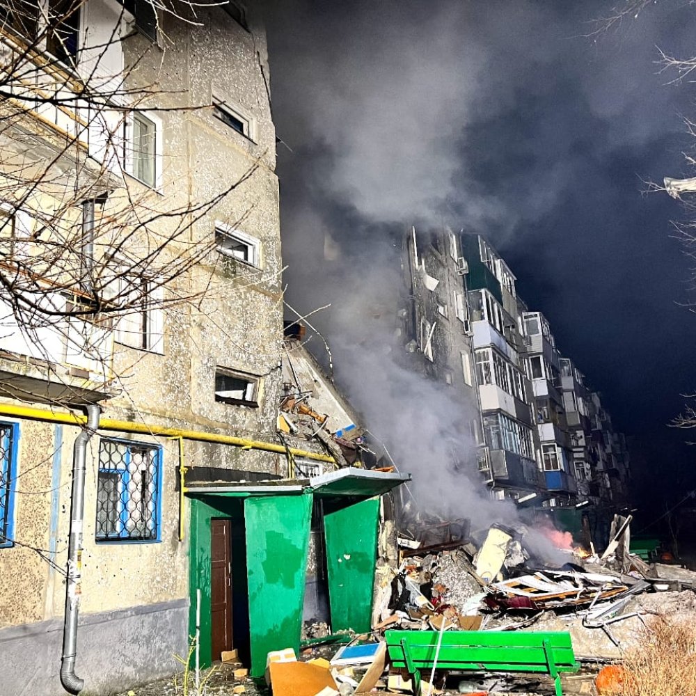 В Сумах шахед попал в жилой дом, в Мирнограде разрушена пятиэтажка