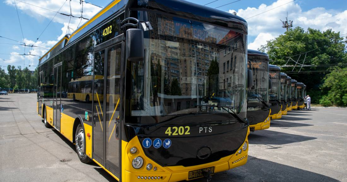 На міські маршрути Києва вийшли нові низькопідлогові тролейбуси та автобуси