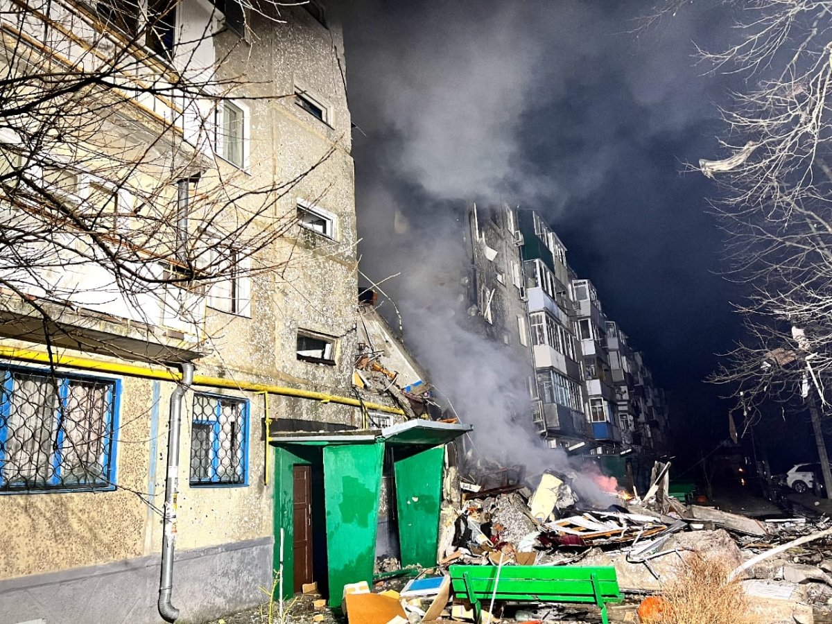 В Сумах шахед попал в жилой дом, в Мирнограде разрушена пятиэтажка