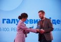 Тетяна Снопко (Ekonomika+ нагороджує Олега Нестерова (МХП)
