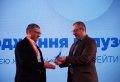 Головний редактор Delo.ua Юрій Гусєв вручає нагороду Віталію Джуринському (Vidi)