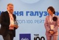 Валерій Шостак (Terwin) отримує нагороду від Тетяни Снопко (Ekonomika+)