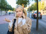 женщина, разговор по смартфону, улица