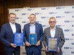 Председатель комиссии "Знак качества" Владимир Онищенко, генеральный директор Caparol Украина Виталий Верещагин и директор колледжа "Синергия" Георгий Алексенко