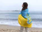 жінка море берег український прапор
