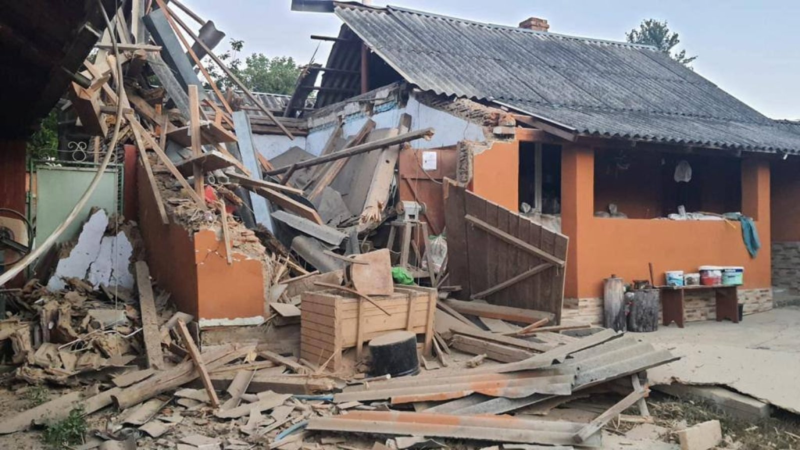 Крылатая ракета упала на жилой дом в Архангельской области