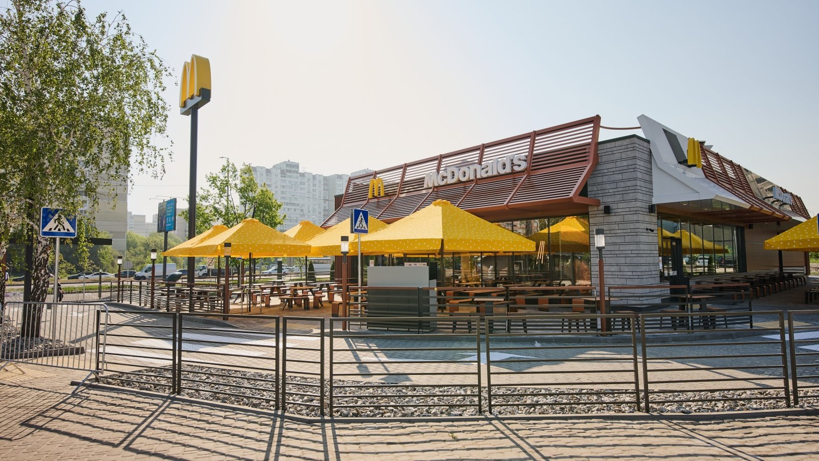 В Киеве заработал новый McDonald's из переработанных материалов