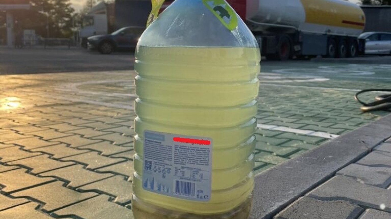 ВИДЕО: вместо бензина на заправке в Риге заливали…воду
