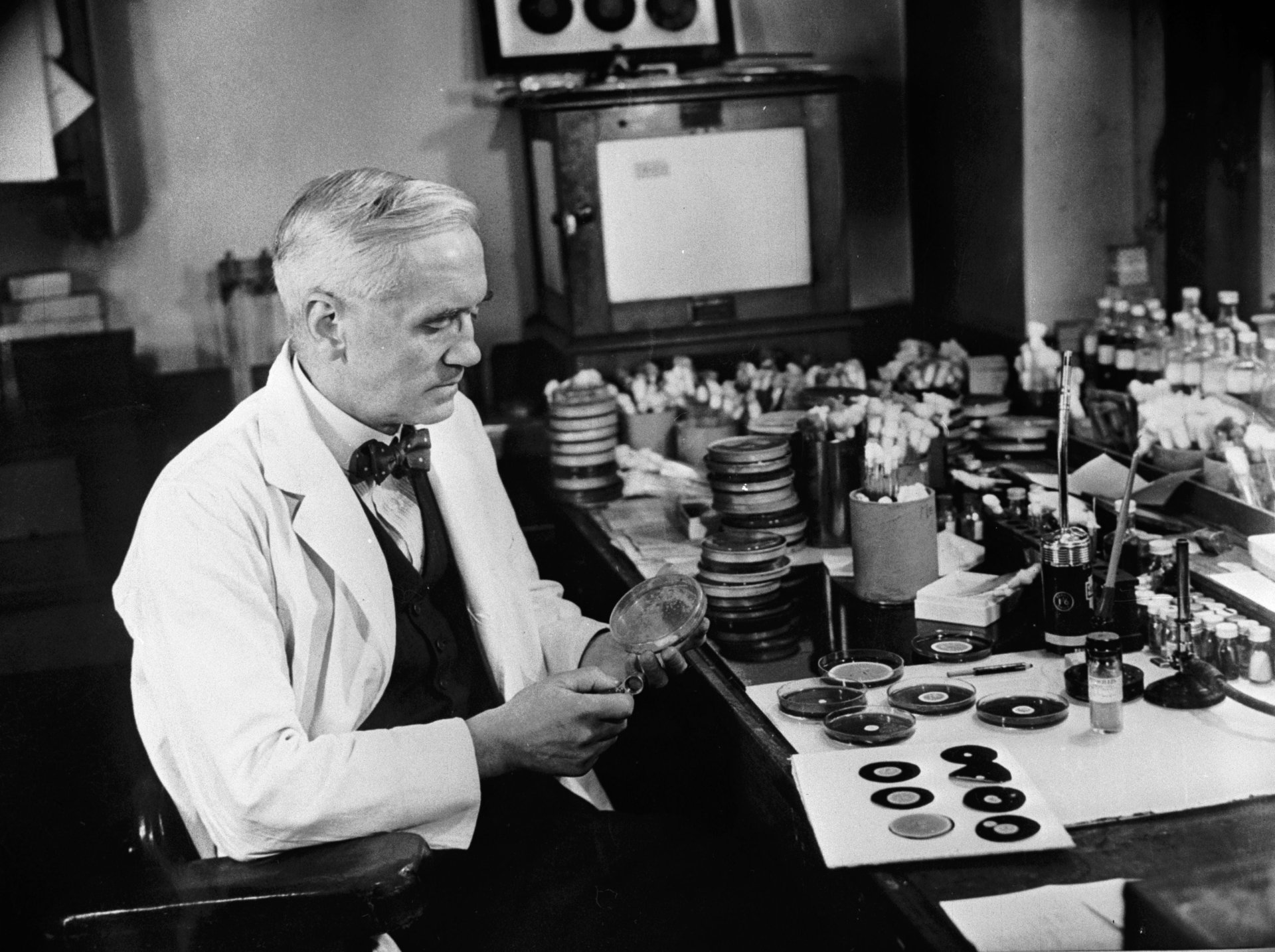Alexander fleming discovered penicillin. Флеминг пенициллин 1928. Антибиотик 1928 Флеминг.