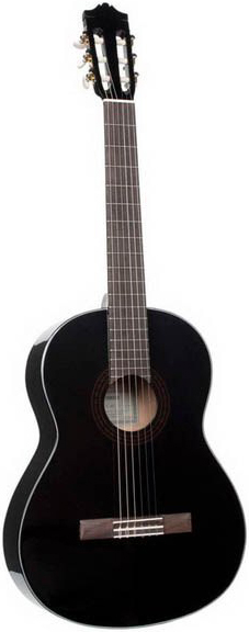 Фото 2 — Леді в чорному Yamaha C40B (Black) - гітара, що заслуговує на чесне ревʼю