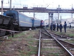 Фото 2 — Авария в Запорожье: Пассажирский поезд сошел с рельсов