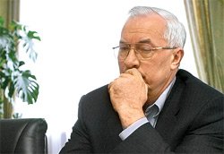 Фото 2 — После публикации в "ДЕЛЕ" Азаров запретил госзакупки автомобилей