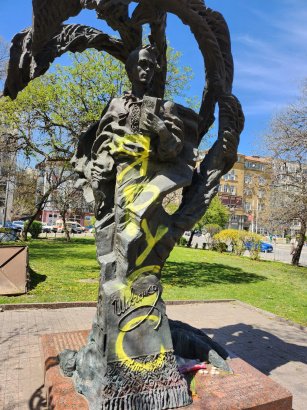 Фото 2 — В Болгарії спаплюжили пам’ятник Шевченку, Україна вимагає розібратись (ФОТО)