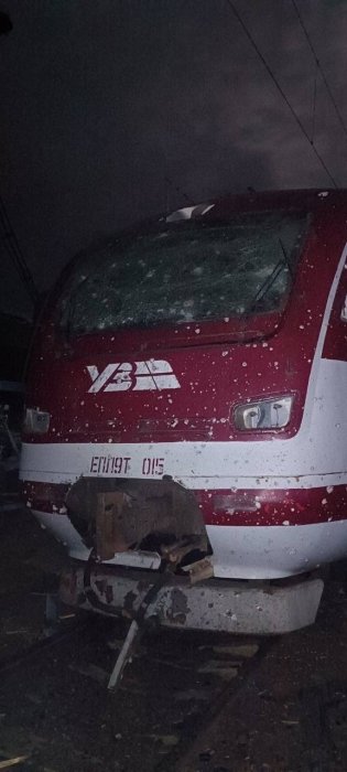 Фото 4 — РФ масовано атакувала залізницю в Полтаві: пошкоджено локомотивне депо (ФОТО)