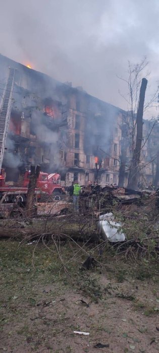 Фото 4 — В Кривом Роге российская ракета попала в многоэтажку: есть погибшие и раненые