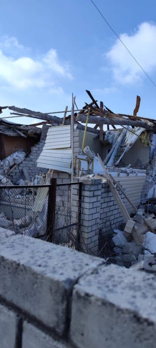 Фото 3 — Разрушенные дома, учебные заведения и электроопоры: армия РФ продолжает террор населенных пунктов Харьковщины