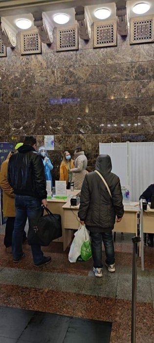 Фото 7 — "Укрзализныця" начала тестировать непривитых пассажиров на вокзалах: названа цена (ФОТО)