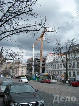 Фото 2 — Что происходит на скандальной стройке над метро «Театральная» (ФОТО)