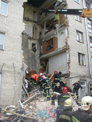 Фото 3 — В Луцке обрушился жилой дом, есть жертвы (ОБНОВЛЕНО)